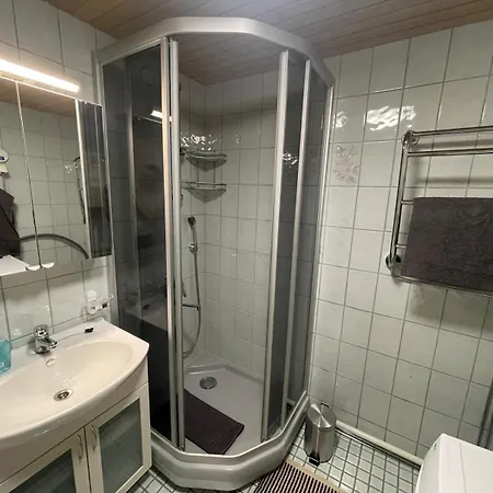 Quiet With Free Parking, 15 Min To Airport Huoneisto *